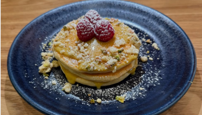 O novo brunch de Viseu tem panquecas de pistácio e ovos servidos em croissant